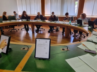 La seduta della quinta commissione, la prima "paper free", con utilizzo dei tablet per l'esame del fascicolo con gli emendamenti.
