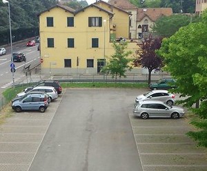 Un'area di parcheggio. Un'area di parcheggio.