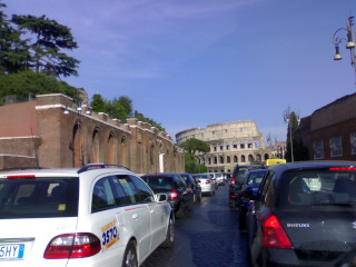 Traffico a Roma, nei pressi del Colosseo. Traffico a Roma, nei pressi del Colosseo.