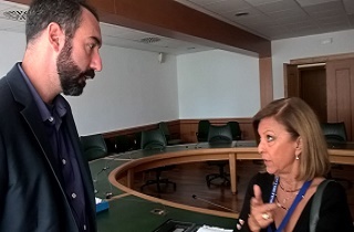 Il presidente della terza commissione, Barillari, e la presidente dell'Ordine dei giornalisti del Lazio, Paola Spadari, in un'immagine d'archivio. 
