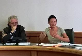 Il consigliere Ciani e la consigliera Bonafoni durante l'esame del Piano sociale regionale in settima commissione.