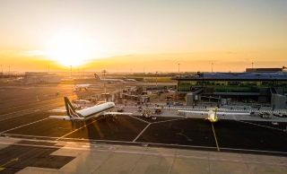 L'aeroporto Leonardo da Vinci al tramonto - foto di AdR