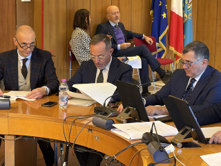 La seduta della commissione Bilancio: da destra, il presidente Bertucci e l'assessore Righini.