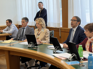 La seduta della commissione, al centro il presidente Crea, alla sua sinistra l'assessora Baldassarre.