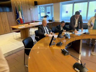 A sinistra, il presidente Vittorio Sambucci durante la seduta di oggi.