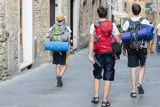 Turisti (da una foto di Luca Casartelli)