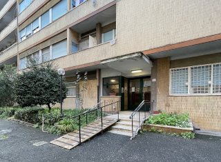 Il palazzo di via Pincherle. Il palazzo di via Pincherle.