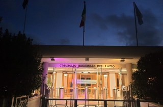 La sede del Consiglio regionale del Lazio illuminata di viola per la Giornata Internazionale sul Disturbo primario del linguaggio.
