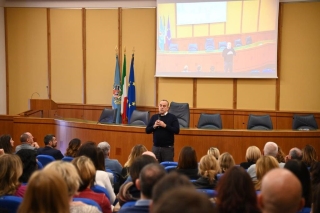 Il presidente Aurigemma in sala Mechelli parla ai dipendenti del Consiglio regionale (Foto di Bruno Ponzani).