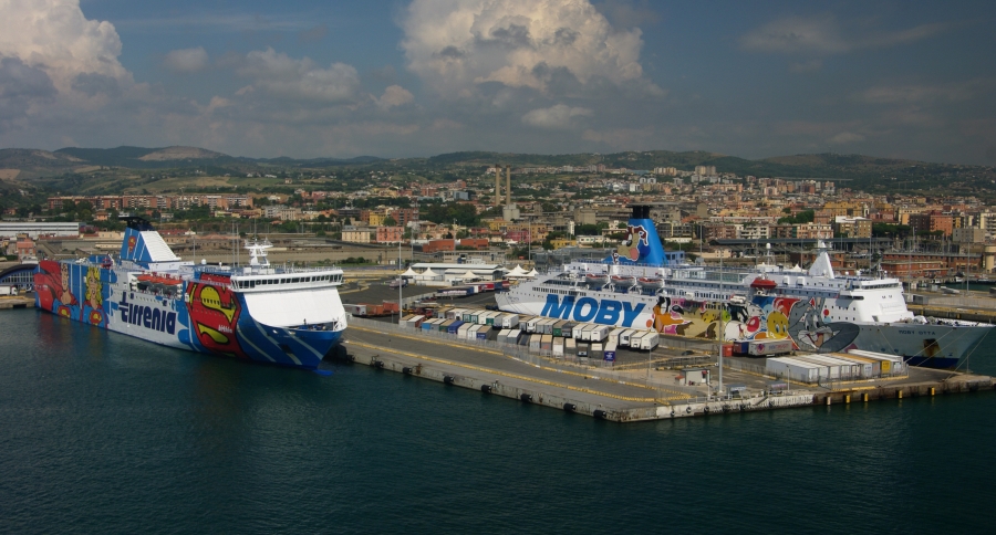 Il porto di Civitavecchia (foto wikipedia).
