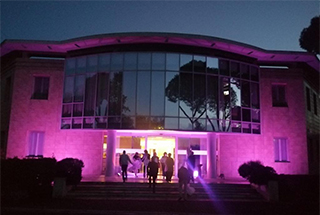 La presidenza del Consiglio regionale del Lazio illuminata di viola in occasione della Giornata mondiale della fibromialgia.
