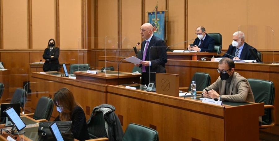 Il vicepresidente della Regione, Daniele Leodori, durante l'illustrazione della legge sulle nuove misure fiscali.