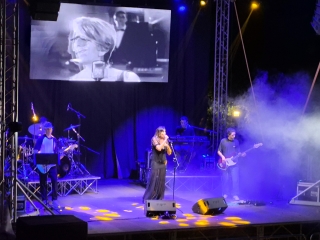 Luisa Corna durante il suo concerto al Parco della Pace
