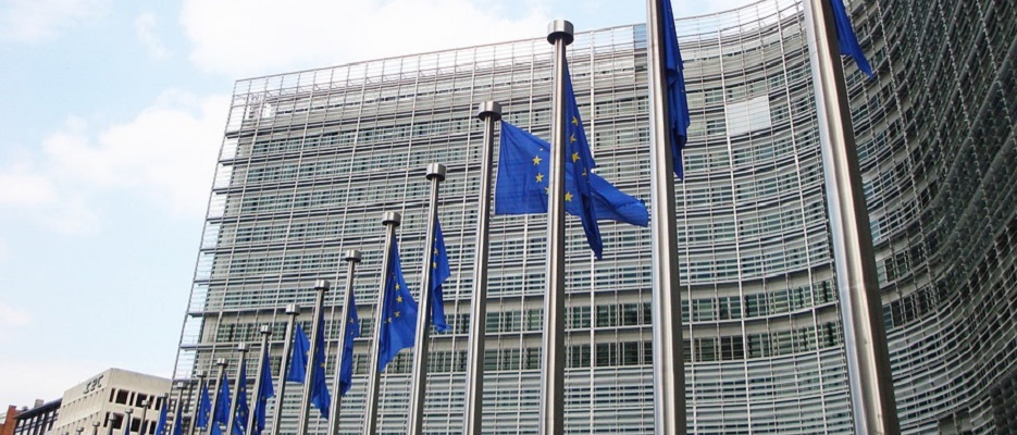 Bandiere davanti a una sede UE.