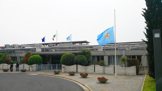 Il Consiglio regionale del Lazio con le bandiere a mezz'asta.